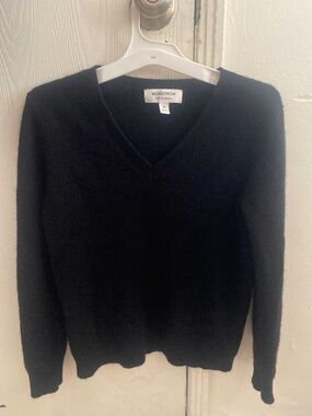 Nordstrom small cashmere black vneck sweater